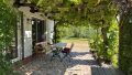 Wein Pergola vorm Haus