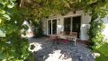 Wein-Pergola vorm Haus