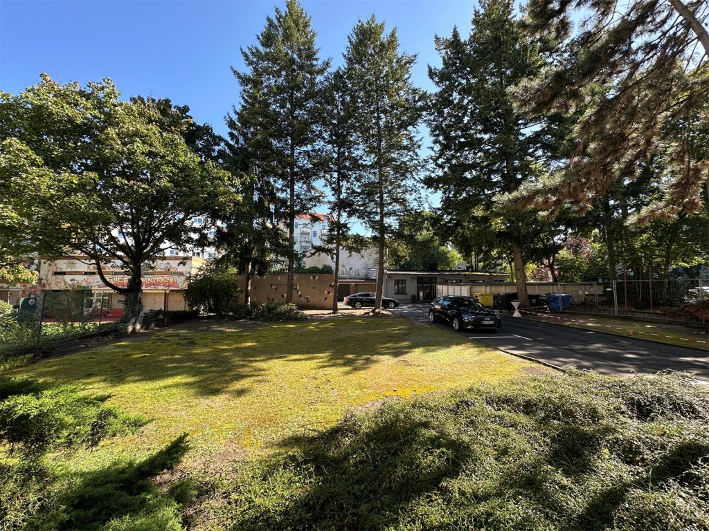 Garten und Stellplätze